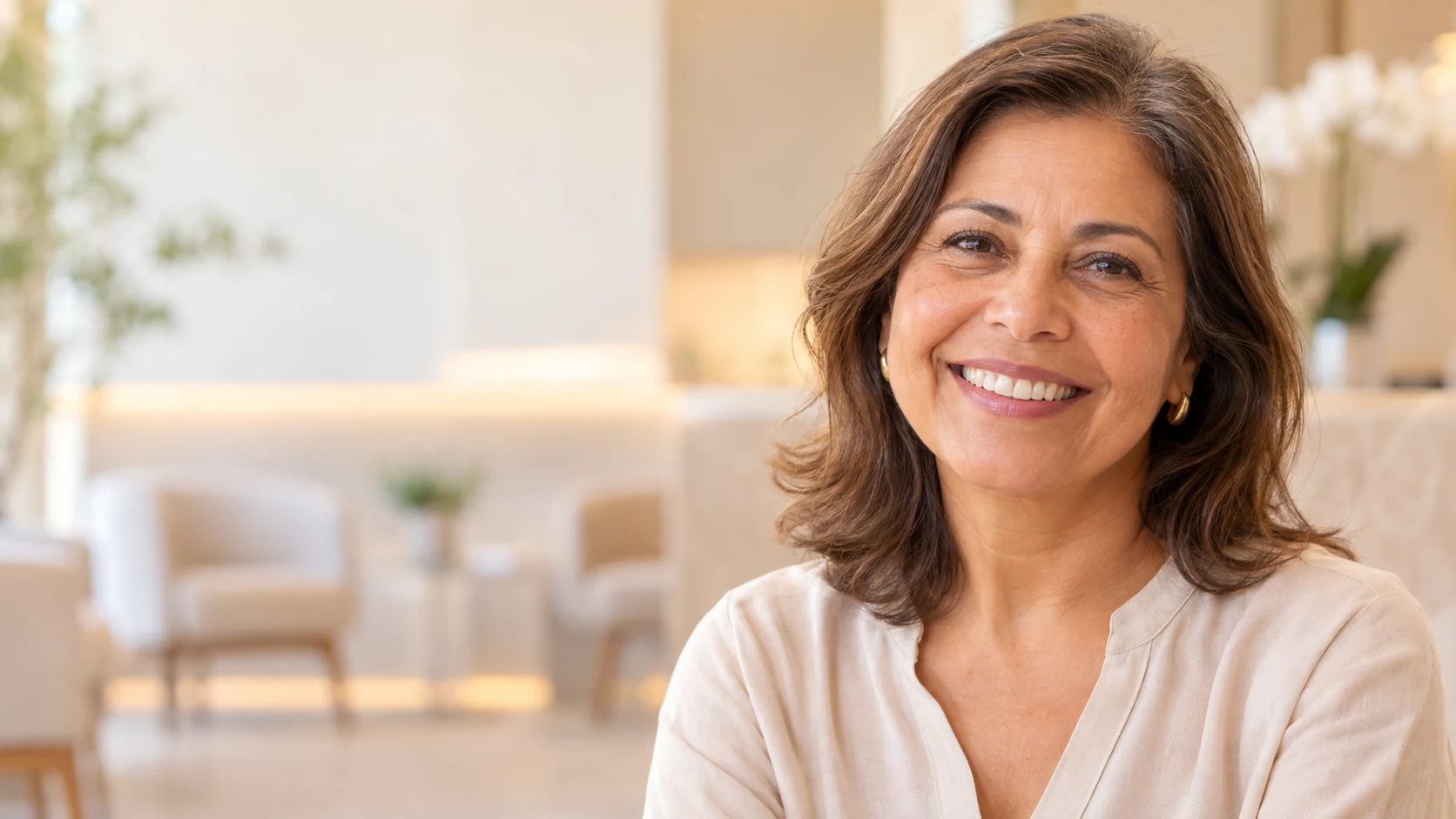 Mulher madura sorrindo em um ambiente acolhedor. Imagem ilustrativa.