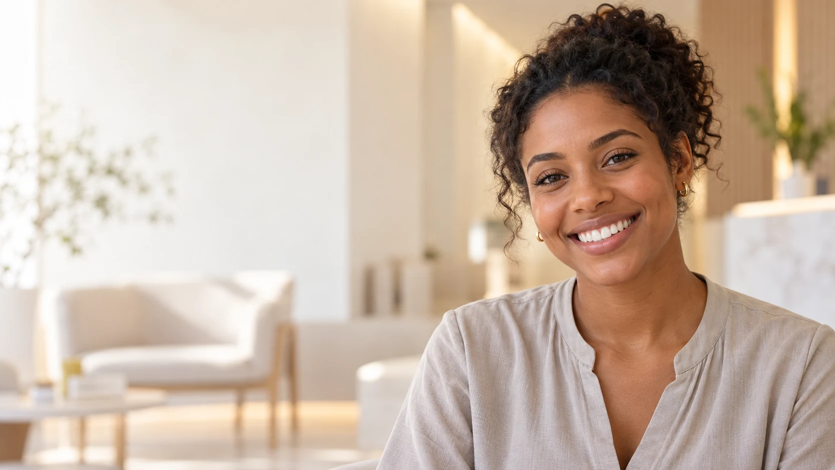 Jovem mulher sorrindo em um ambiente acolhedor. Imagem ilustrativa.